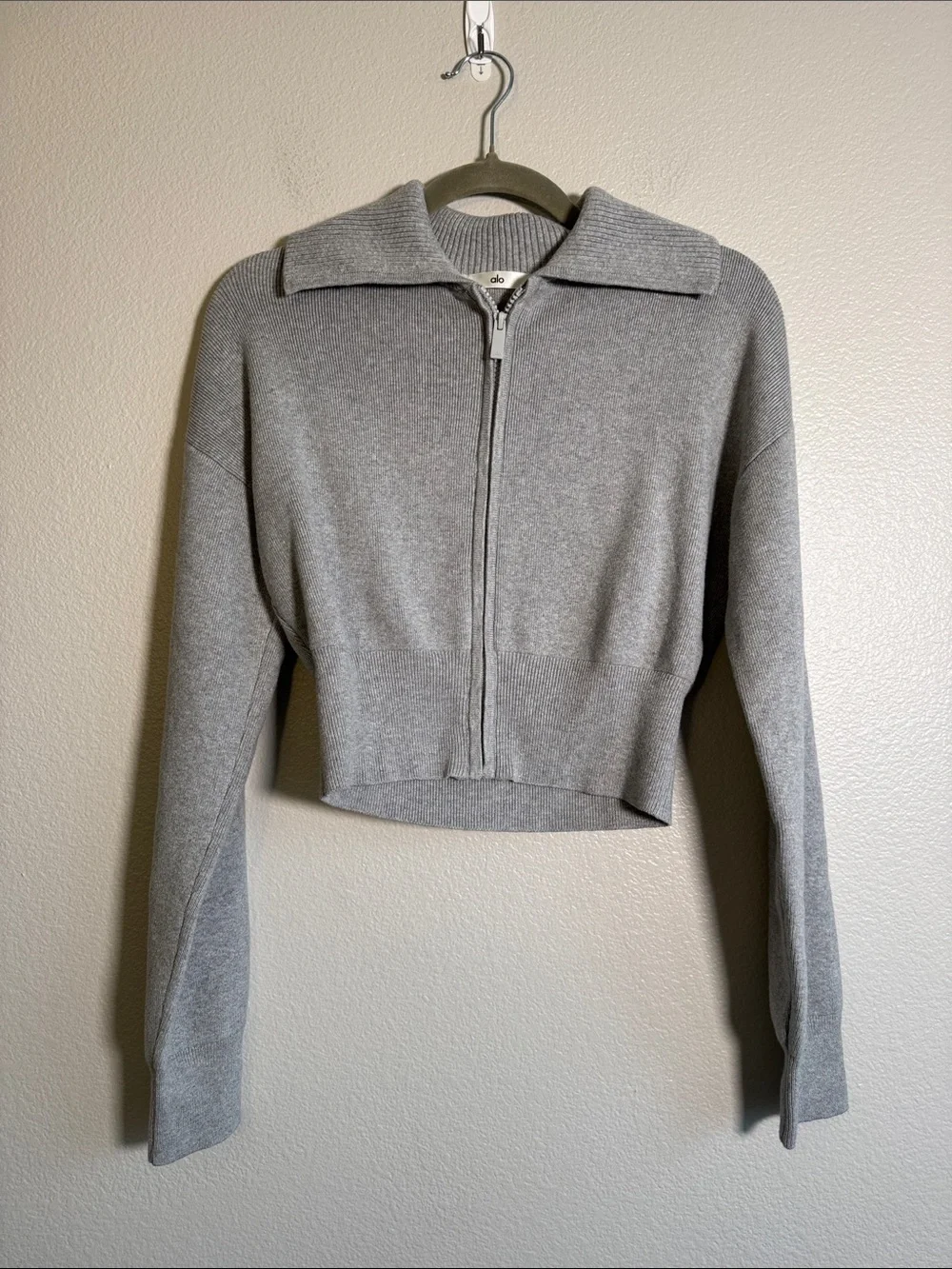 ALO Yoga Scholar Knit Cropped Full Zip Jacket in Athletic Heather Gray - XXS